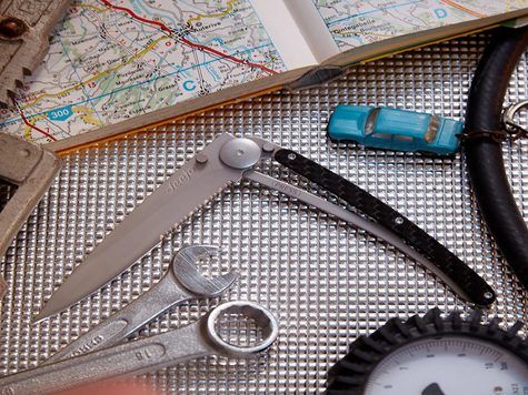 Deejo Serrated 37g, Fibra da carbono