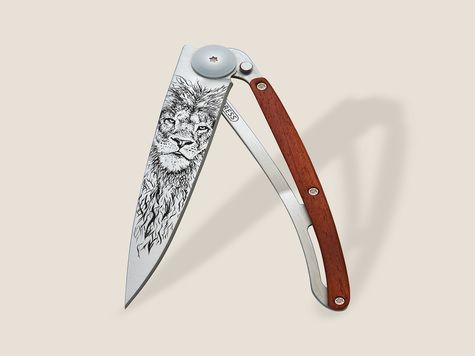 Deejo 37g, Coral wood / Lion